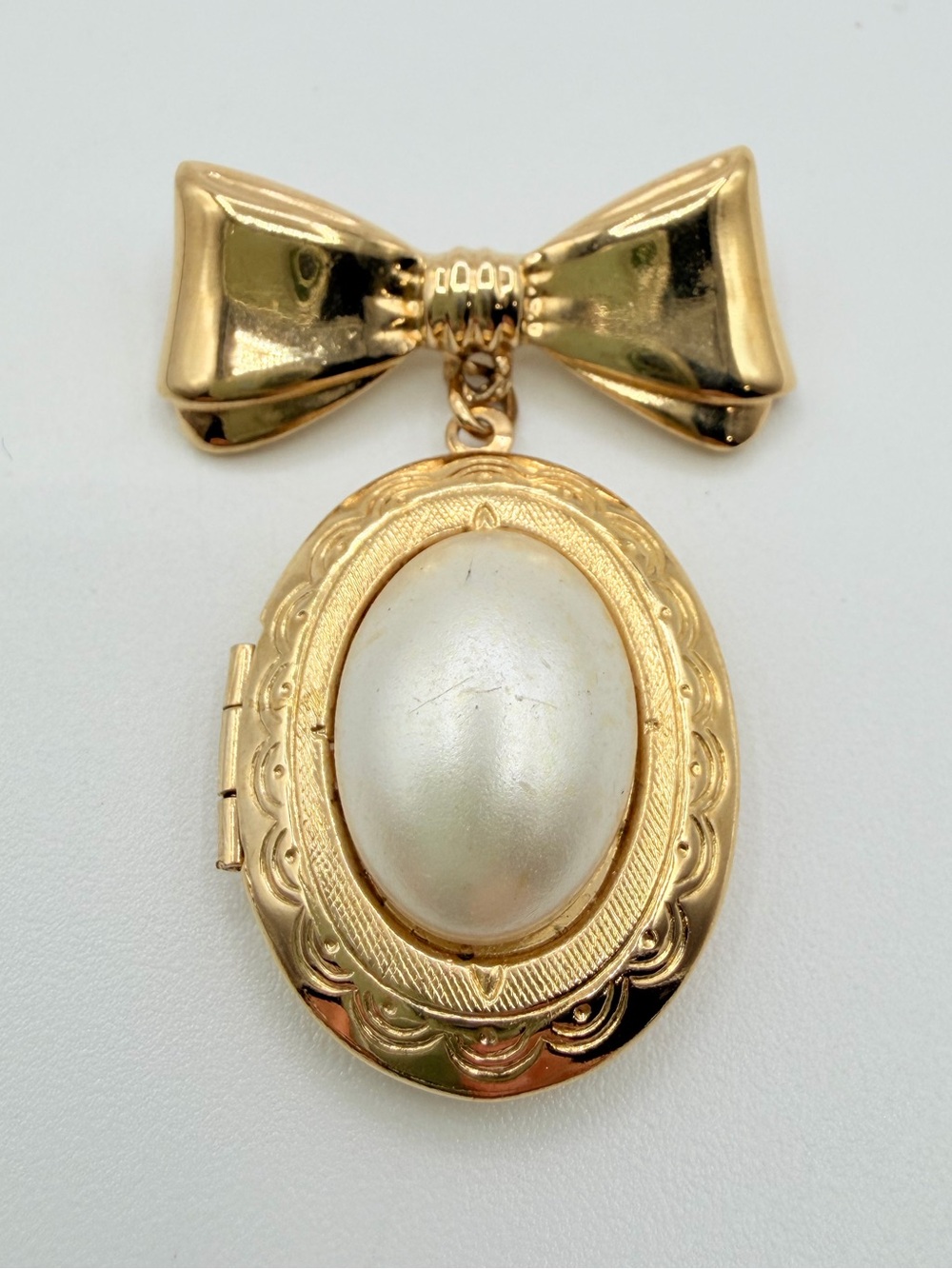 Vintage Gold Tone Oval Locket Brooch with Bow – Hinged Keepsake Pin